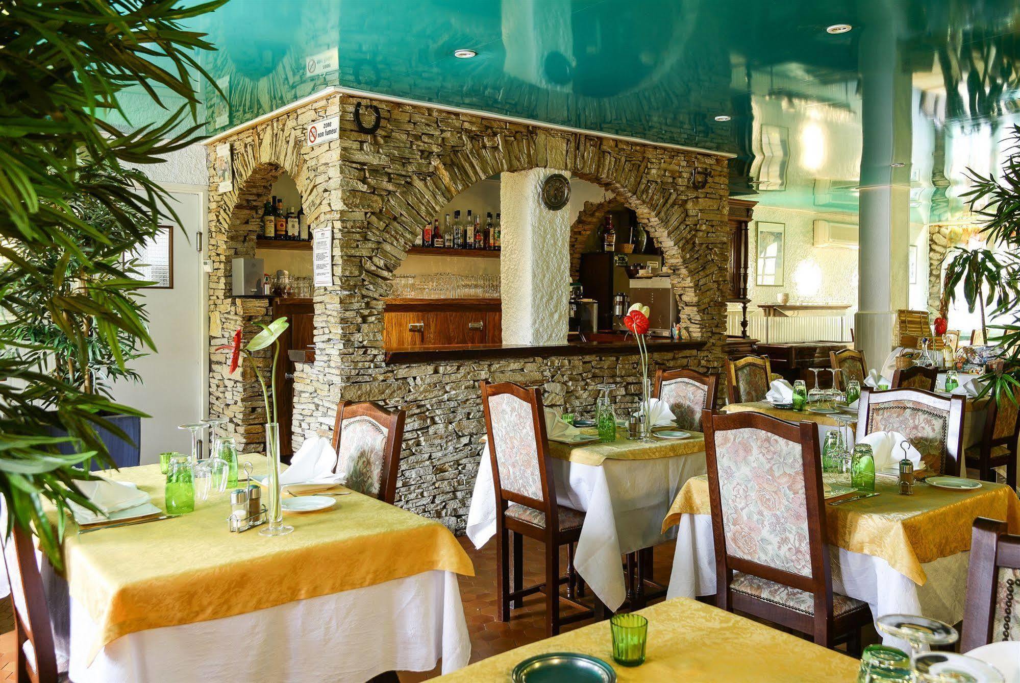 ארגלס-סור-מר Logis Hotel Restaurant Les Charmettes מראה חיצוני תמונה